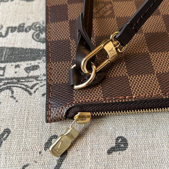 AUTHENTIC NEW Louis Vuitton Pouchette - red interior - Picture 2 of 7